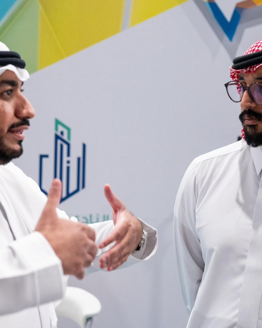 نقاش بين أعضاء النادي العقاري على هامش إحدى الفعاليات